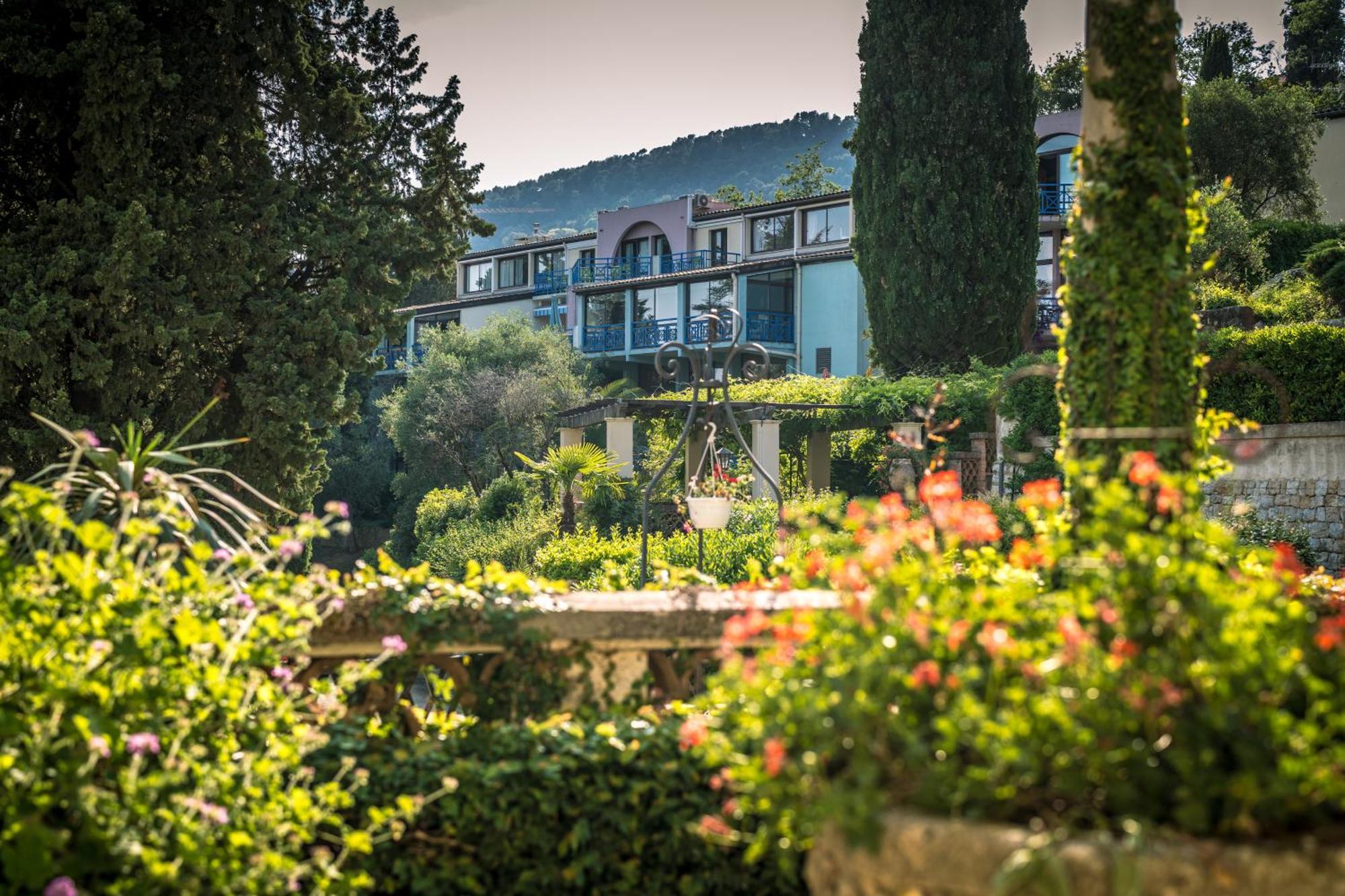 Aec Village Vacances - Les Cedres Grasse Exterior photo